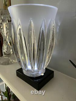 Courchevel Art Deco Vase Lalique Product #12274 Signed and Excellent Condition