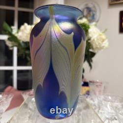 DONALD CARLSON ART GLASS VASE 7.5 SIGNED IRIDESCENT BLUE WithPULL FEATHER PATTERN