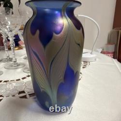 DONALD CARLSON ART GLASS VASE 7.5 SIGNED IRIDESCENT BLUE WithPULL FEATHER PATTERN