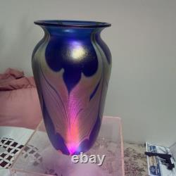 DONALD CARLSON ART GLASS VASE 7.5 SIGNED IRIDESCENT BLUE WithPULL FEATHER PATTERN