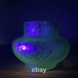 Kralik Sohn Martelé Art Nouveau Iridescent Uranium Green Glass Vase c1910-1920
