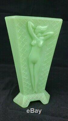 Rare McKee Jadite Art Deco Nude Woman Standing Lady Tri Sided Triangle Vase