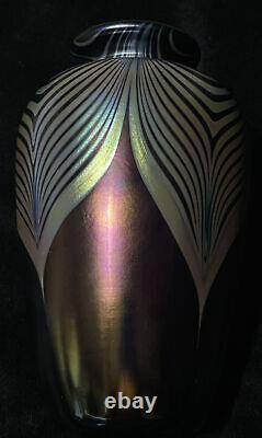 Stuart Abelman Iridescent Pulled Feather Art Glass Vase 1985 9 Inches Tall