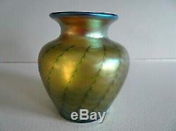 1983 Signé Lundberg Glass Studios Art Iridescent Feathered Petit Vase Cabinet