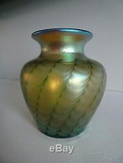 1983 Signé Lundberg Glass Studios Art Iridescent Feathered Petit Vase Cabinet