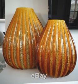 (2) Grand Seguso Verre Art Murano Ambre Ribbed Goldstone D'or Vase Musée