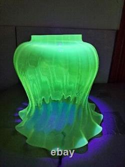 Abat-jour de lampe à huile en verre d'uranium vaseline de style Art Nouveau