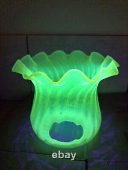 Abat-jour de lampe à huile en verre d'uranium vaseline de style Art Nouveau