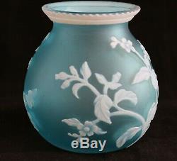 Antique Anglais Sculpté Cameo Art Glass Vase C. 1900 Attribué Thomas Webb & Sons