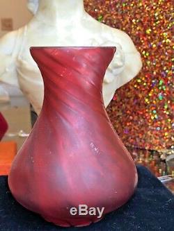 Antique Domaine Cranberry En Verre Swirl Vase En Verre Soufflé À La Bouche Art
