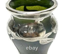 Autrichien Vert Iridescent Art Glass Sterling Silver Superposition Vase, Art Nouveau