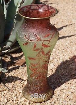 Baccarat Vase Camée Rouge Framboise Sculpté, Couché Et Doré Art Nouveau