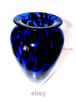 Beau grand verre d'art en style Murano bleu cobalt de 13.25 pouces