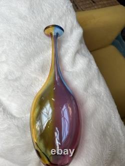Beau vase en verre d'art signé Kosta Boda