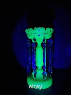 Beau vase opalin en verre avec lustre vert victorien lumineux de 28 cm de haut bohémien