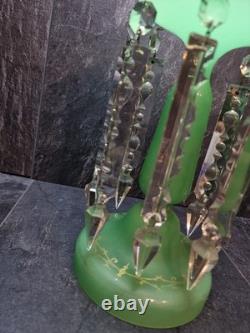 Beau vase opalin en verre avec lustre vert victorien lumineux de 28 cm de haut bohémien