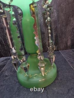 Beau vase opalin en verre avec lustre vert victorien lumineux de 28 cm de haut bohémien