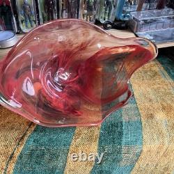 Belle grande coupe en verre art rouge de style Murano vintage vers 1960. Signée, affaire.