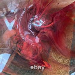 Belle grande coupe en verre art rouge de style Murano vintage vers 1960. Signée, affaire.