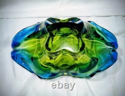 Bol décoratif vintage en verre soufflé à la main, bleu-vert, bohémien tchèque