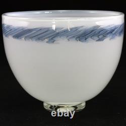 Bol en verre artistique signé Malcolm Sutcliffe, blanc avec décoration bleue