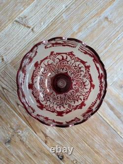 Bol en verre rouge bohémien antique avec des cerfs et une scène forestière, XIXe siècle