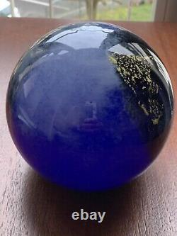 Boule en verre bleu signée, créateur de verre artistique, design rétro.