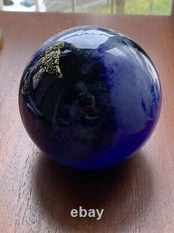 Boule en verre bleu signée, créateur de verre artistique, design rétro.