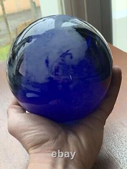 Boule en verre bleu signée, créateur de verre artistique, design rétro.