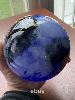 Boule en verre bleu signée, créateur de verre artistique, design rétro.