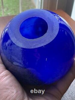 Boule en verre bleu signée, créateur de verre artistique, design rétro.