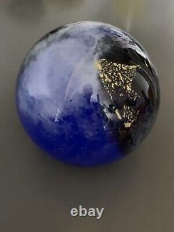 Boule en verre bleu signée, créateur de verre artistique, design rétro.