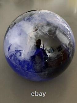 Boule en verre bleu signée, créateur de verre artistique, design rétro.