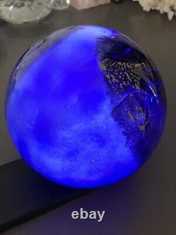 Boule en verre bleu signée, créateur de verre artistique, design rétro.