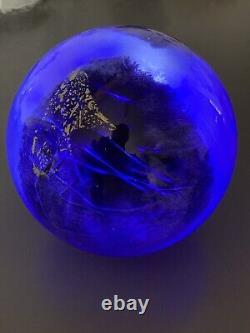 Boule en verre bleu signée, créateur de verre artistique, design rétro.