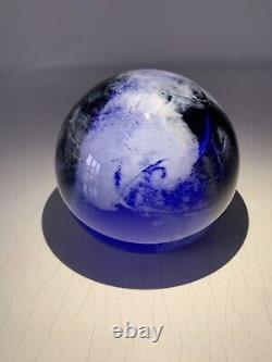 Boule en verre bleu signée, créateur de verre artistique, design rétro.