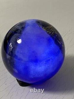 Boule en verre bleu signée, créateur de verre artistique, design rétro.