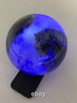 Boule en verre bleu signée, créateur de verre artistique, design rétro.