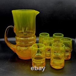 Carafe et verres en verre d'art scandinave MCM 7 pièces jaune vif avec lueur orange