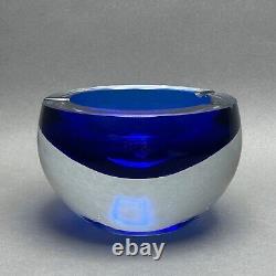 'Cendrier/Vide-poche en verre d'art en cristal cobalt clair de Krosno Pologne vintage'