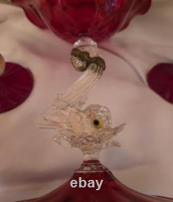 Centre de table ancien en verre soufflé à la bouche avec pied en forme de dauphin Salviati de Murano parsemé d'or