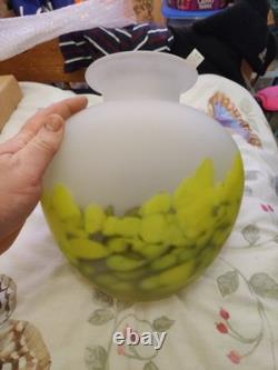 Cet bel article est un vase en verre art soufflé mat de Tarnowiec, Pologne.