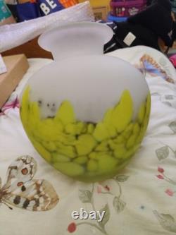 Cet bel article est un vase en verre art soufflé mat de Tarnowiec, Pologne.