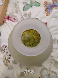 Cet bel article est un vase en verre art soufflé mat de Tarnowiec, Pologne.