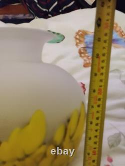 Cet bel article est un vase en verre art soufflé mat de Tarnowiec, Pologne.