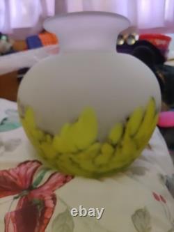 Cet bel article est un vase en verre art soufflé mat de Tarnowiec, Pologne.