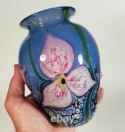 Complexe Gorgeeux 2002 Robert Eickholt Studio Art Glass Vase Blue Avec Fleurs Pink