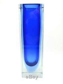 Époque De La Coupe Poli Bloc Murano Sommerso Bleu Dans Un Vase En Verre À Facettes De L'art Bleu