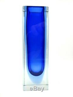 Époque De La Coupe Poli Bloc Murano Sommerso Bleu Dans Un Vase En Verre À Facettes De L'art Bleu