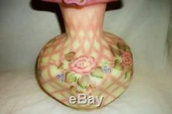 Fenton HP Birmanie Pink Diamond Optic Satin Art Glass Pinch Vase Signé Grand